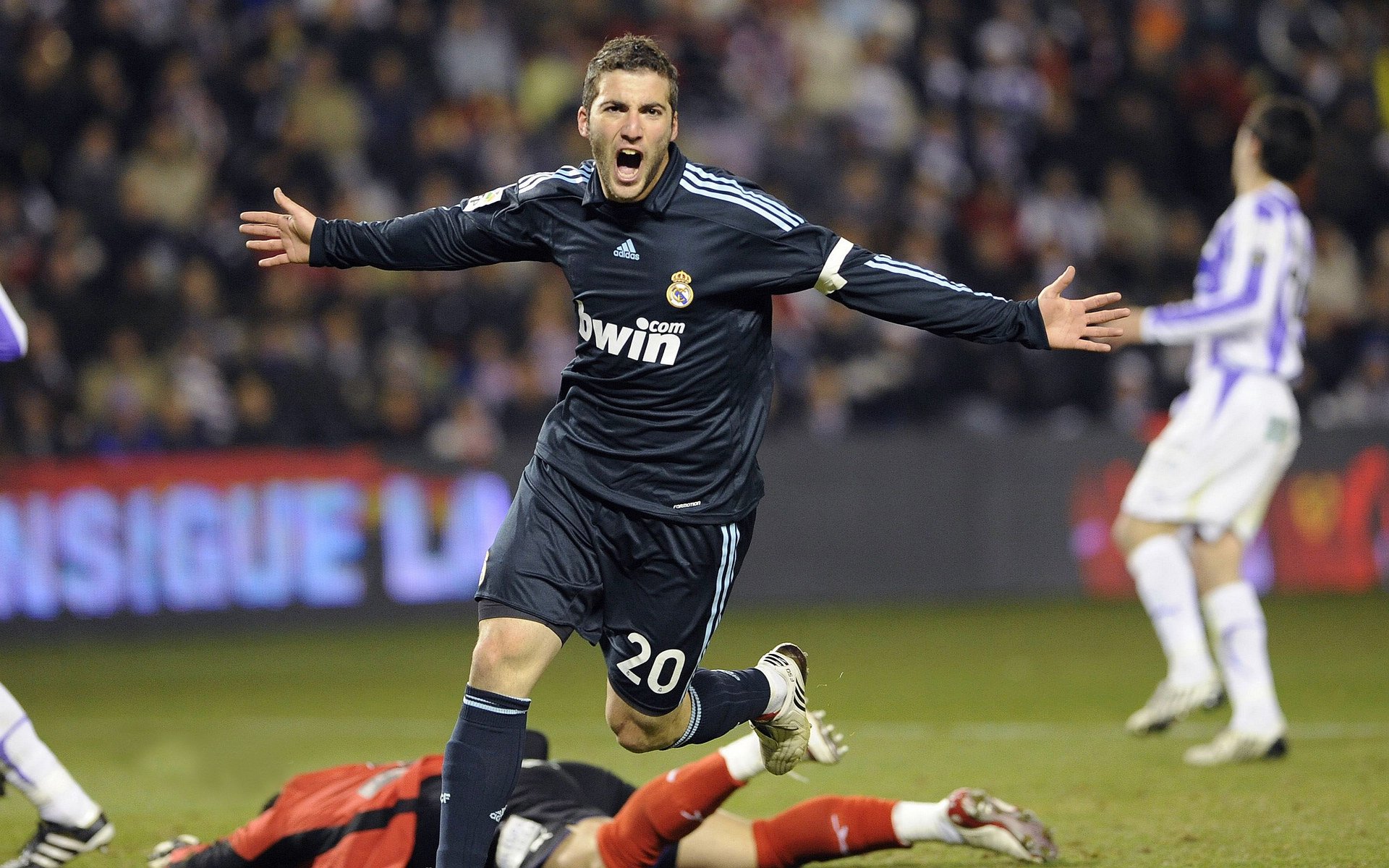 美因茨球队客场战胜对手，积分榜上升，美因茨现主帅是谁